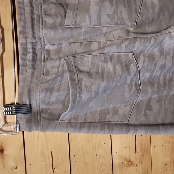 Alphalete Core Joggers Silver Camo - Men's Size Small - Picture 9 of 11